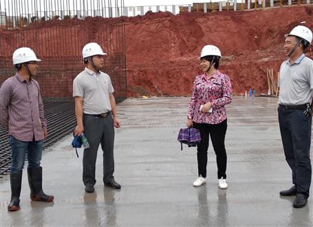 韋桂華、周善學(xué)到龍嶺大道三期項目調(diào)研