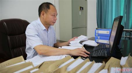 初心不改　本色不褪——記廣西勤廉榜樣、河池市紀(jì)委副書記、監(jiān)委副主任黃振林