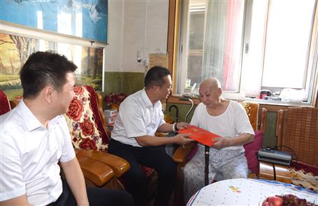 覃振華、賴海標(biāo)國(guó)慶節(jié)前慰問(wèn)離休老干部