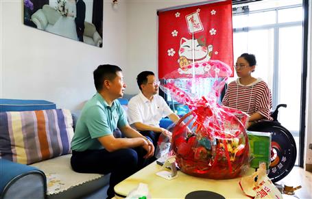 柳州市國(guó)資委慰問(wèn)冶建公司困難黨員